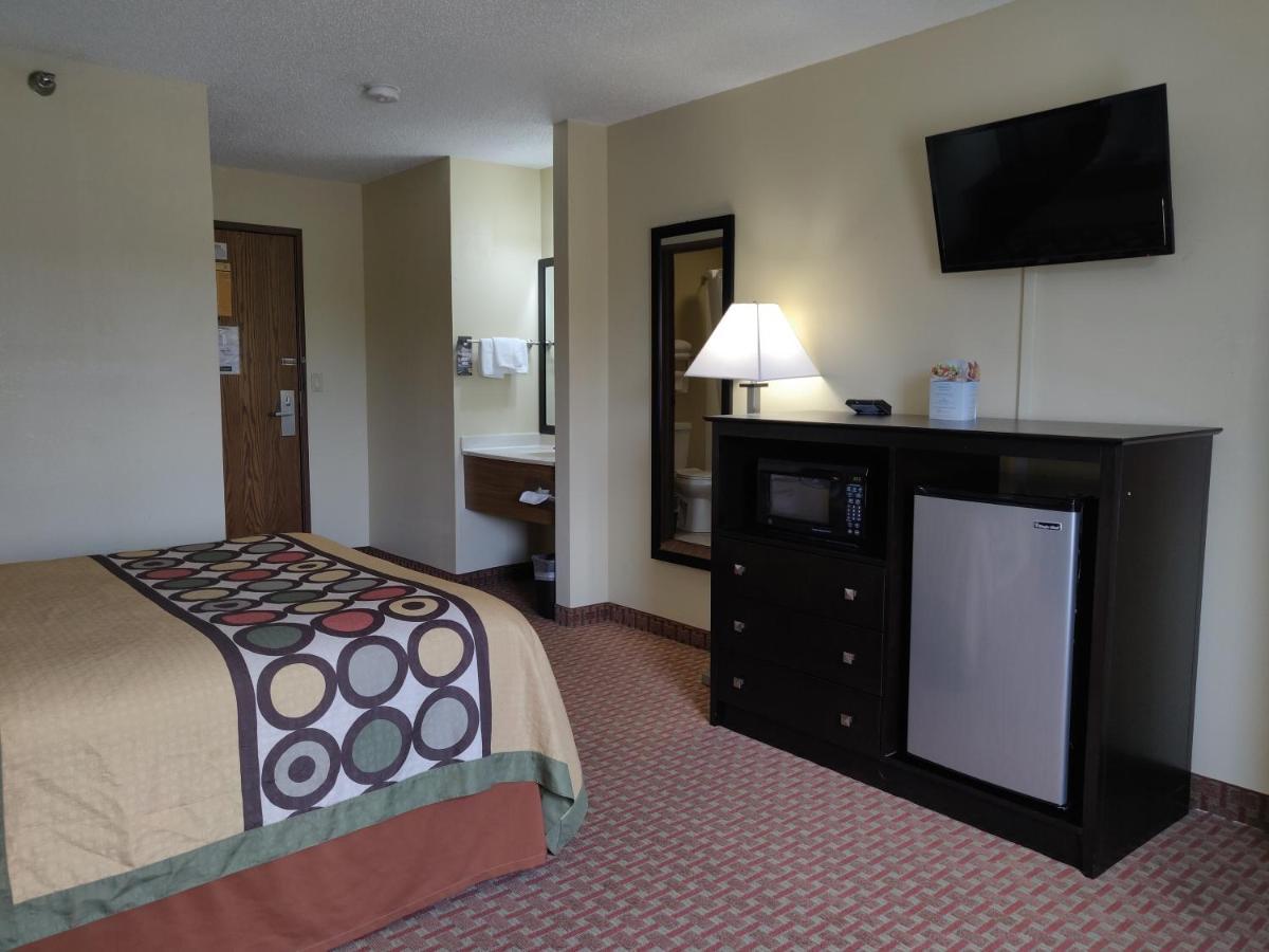 Super 8 By Wyndham Il Hotel DeKalb